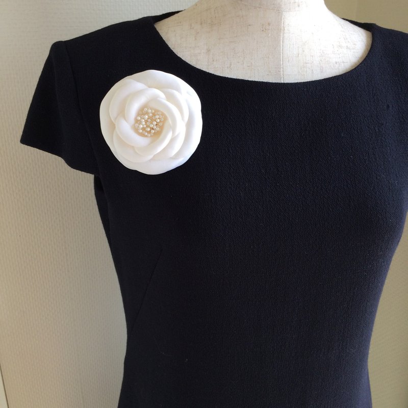 camellia round corsage white - 胸花/手腕花 - 棉．麻 白色