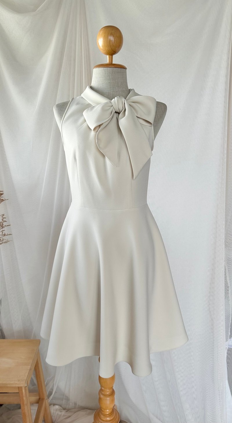 Belle Dress，大蝴蝶领，米色洋装。适合活动的简单服装，米色连身裙，拍摄前的连身裙。 - 洋装/连衣裙 - 聚酯纤维 白色