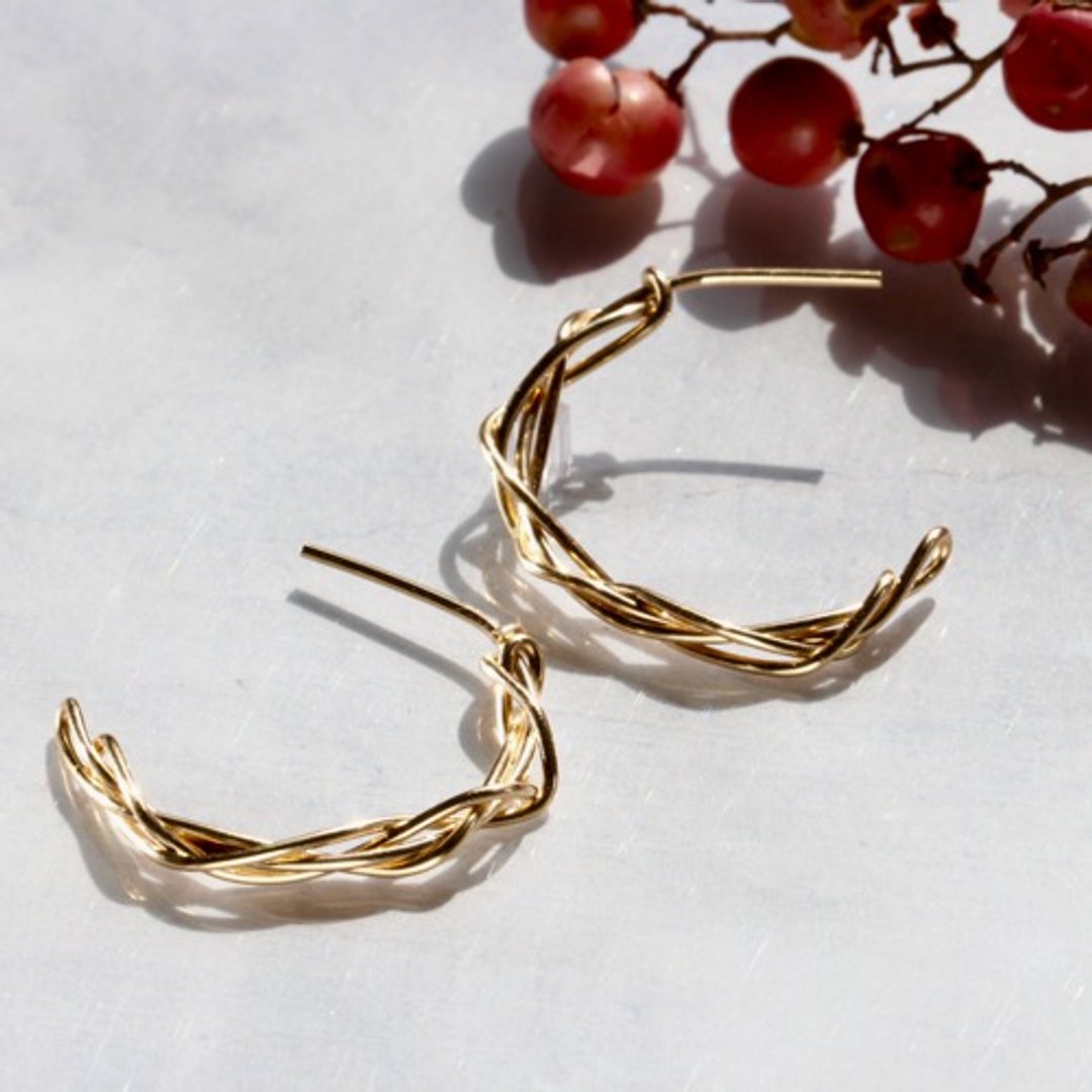 14kgf Twist Pierced Earrings 【gift box】 - 耳环/耳夹 - 贵金属 金色