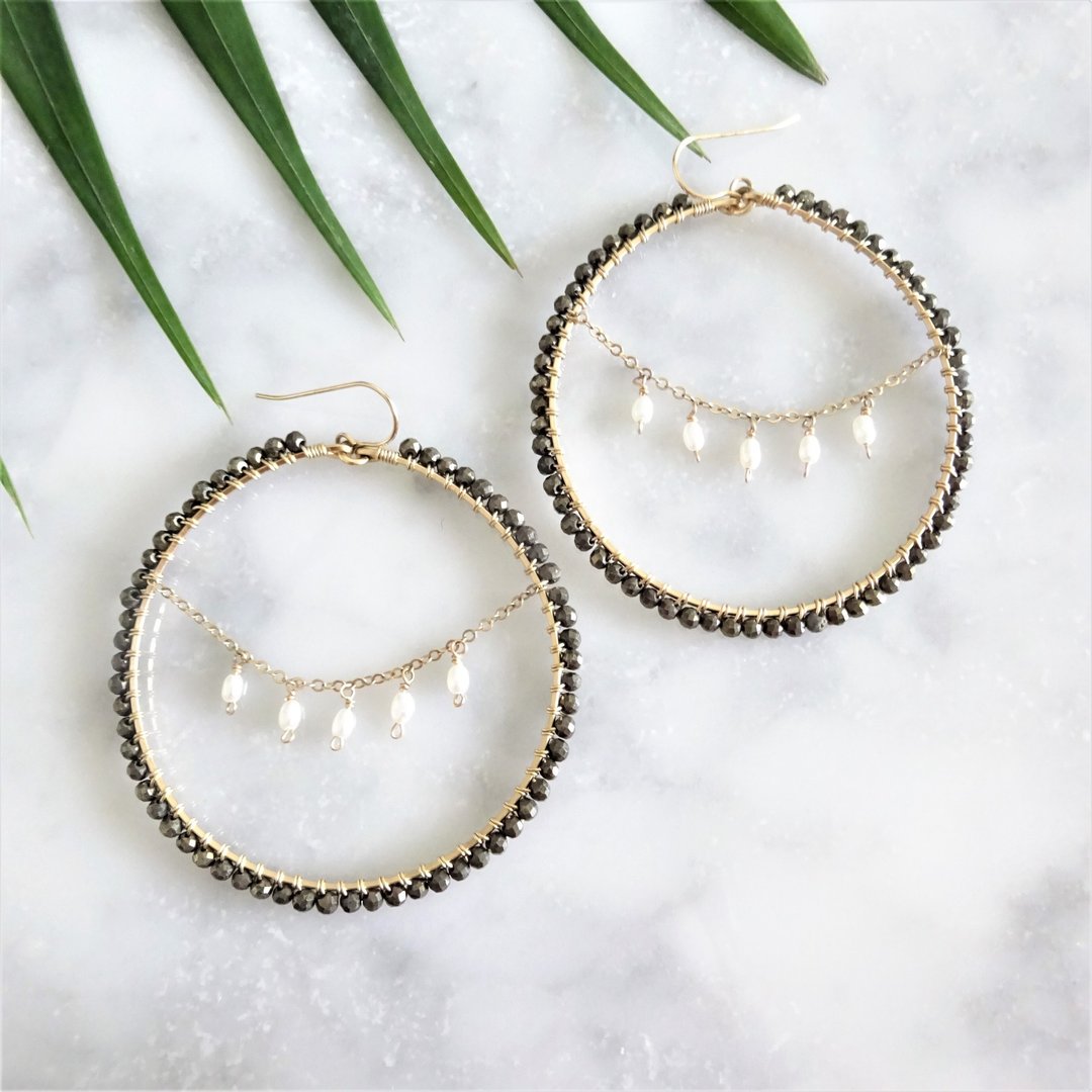 14kgf * Pyrite x Pearl chandelier wrapped pierce / earring - 耳环/耳夹 - 宝石 黑色