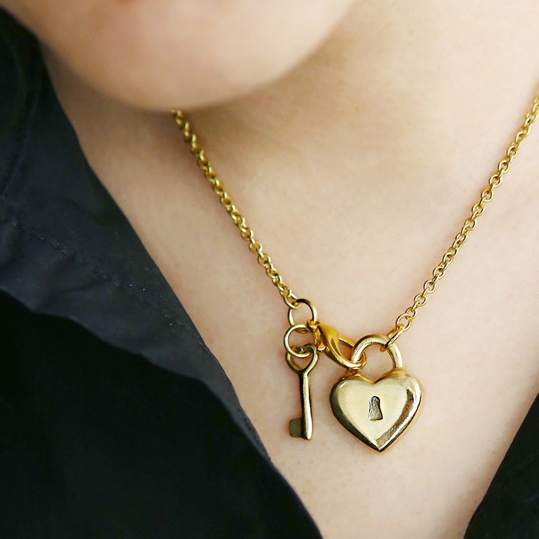 Two sided heart lock and key pendants, Heart pendant, Anatomical heart pendant, Heart Lock And Key Charms, Heart Y necklace, Brass - 项链 - 其他金属 金色