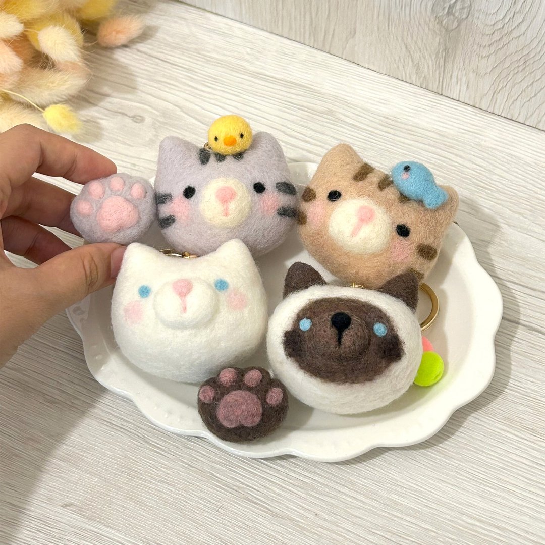 灰猫 奶茶猫 暹罗猫 白猫 羊毛毡钥匙圈 别针 发饰 疗愈 送礼 - 钥匙链/钥匙包 - 羊毛 多色