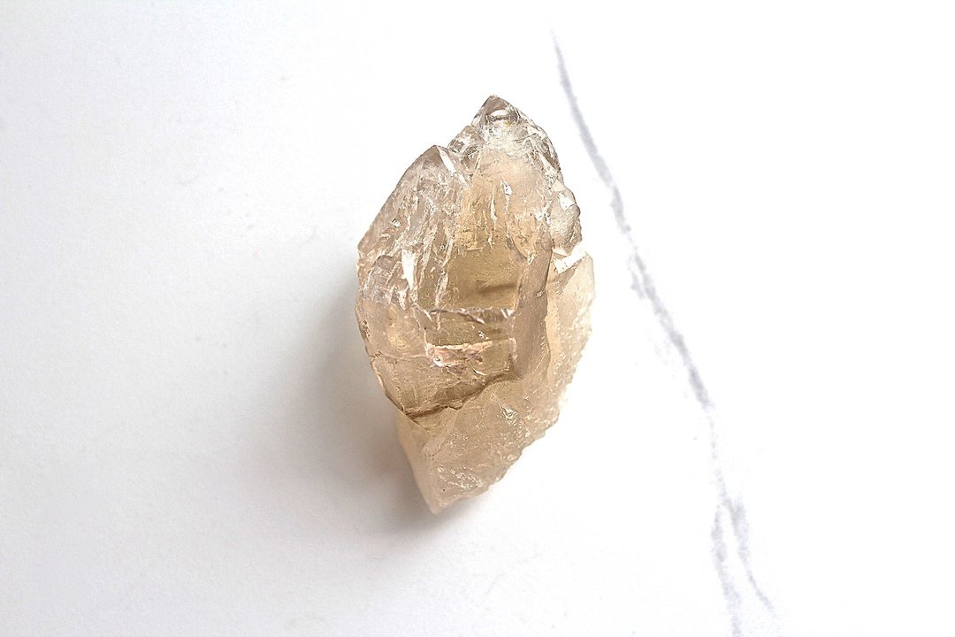 石栽 SHIZAI-茶水晶骨干-含底座 - 摆饰 - 水晶 卡其色