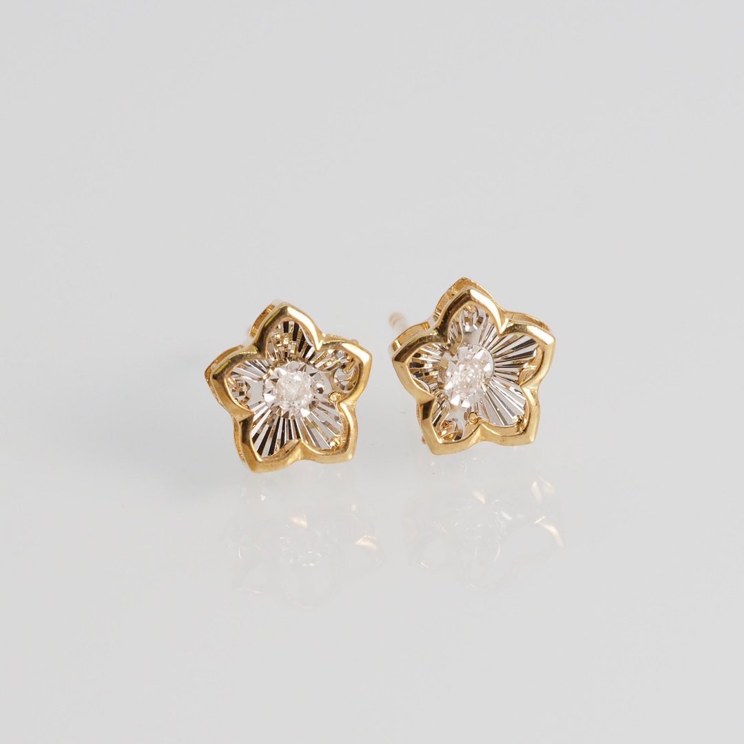 18K 金樱花钻石耳环 The Dancing Sakura Diamond Earrings - 耳环/耳夹 - 贵金属 