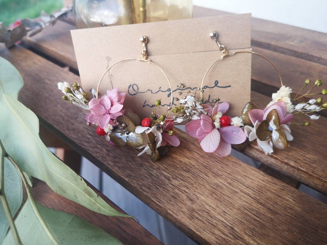 Hoop earrings with plenty of flowers with a flower field as a motif. "hammock" - 耳环/耳夹 - 植物．花 粉红色