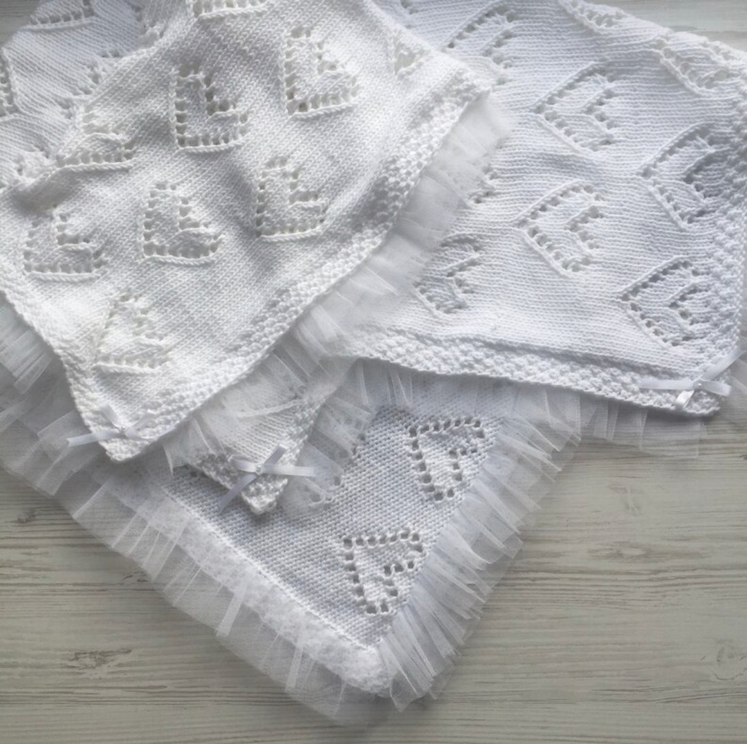White blanket with tulle, ribbon and pearls. Blanket with hearts for baby. i - 包屁衣/连体衣 - 其他材质 