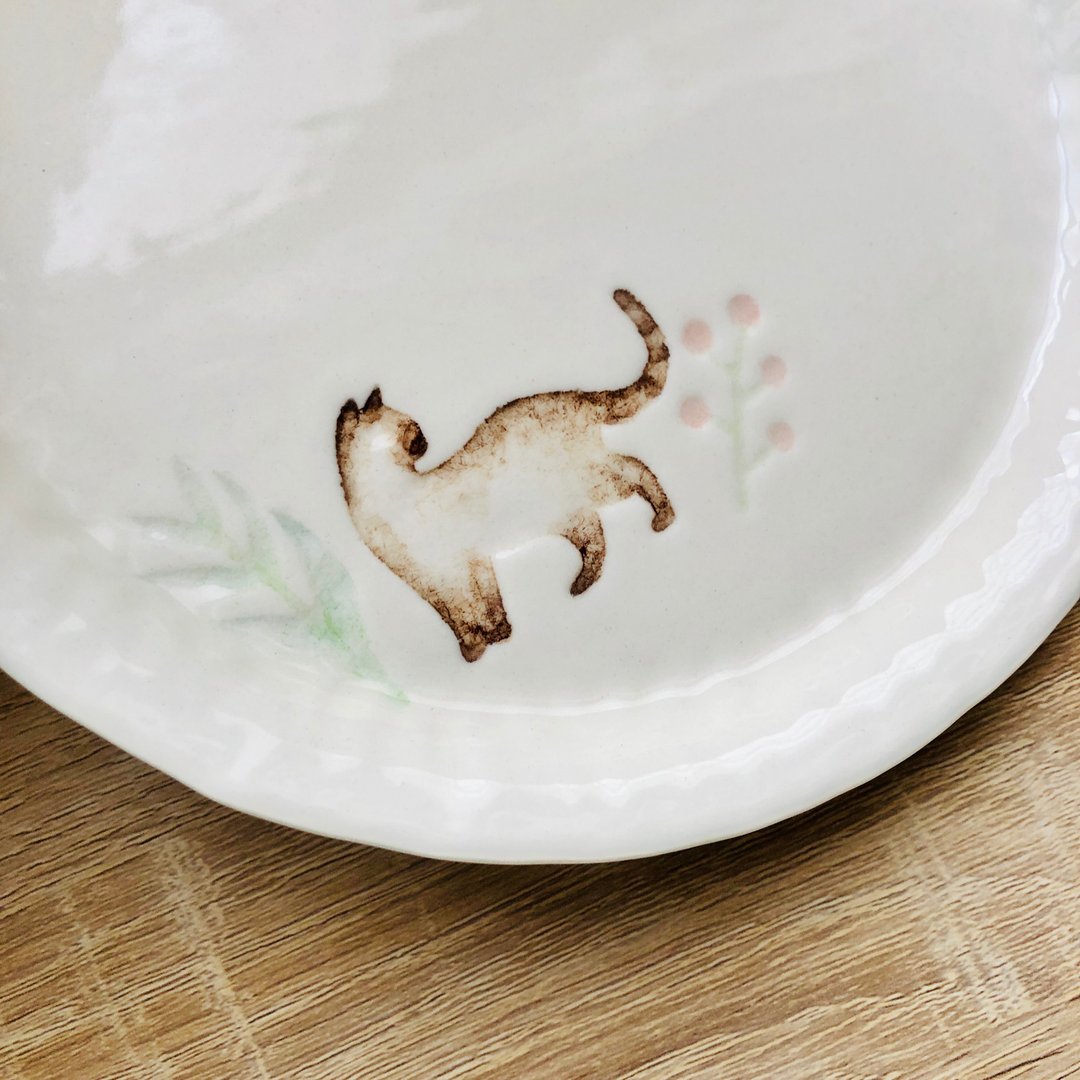 花草与猫 / 手作陶瓷点心盘17.5厘米 (暹罗猫+三花猫) - 盘子/餐盘/盘架 - 瓷 多色