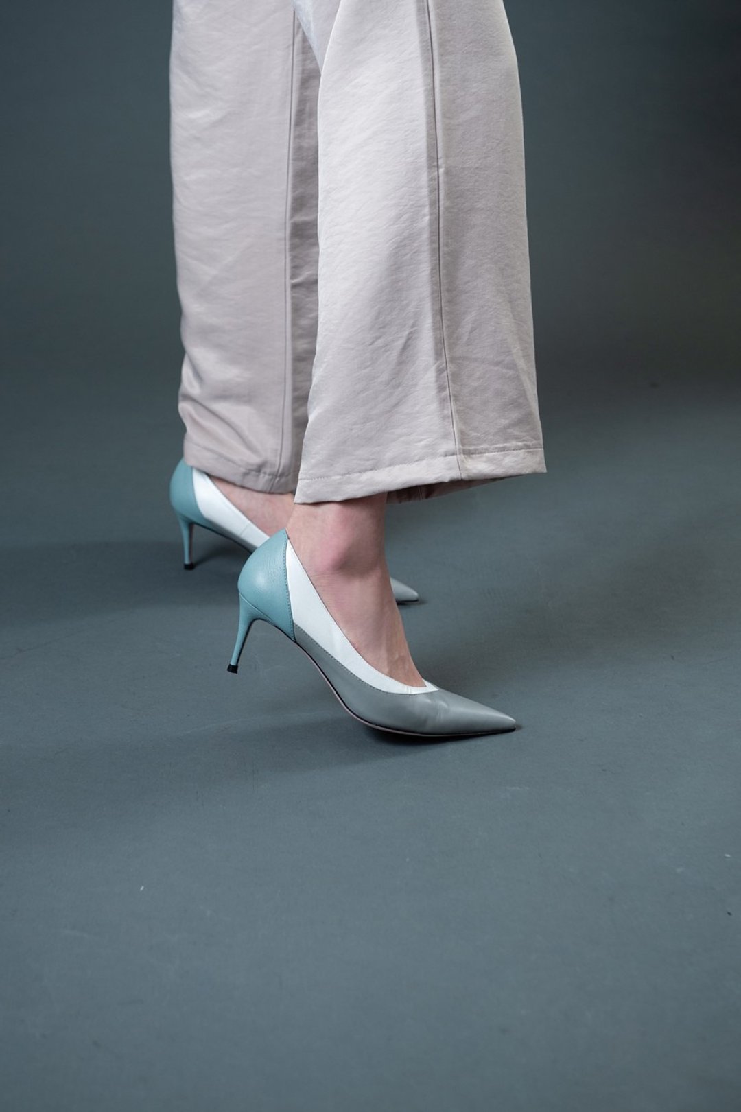 【 出清商品SALE】V口层次拼接 尖头高跟鞋 灰 - 高跟鞋 - 真皮 灰色