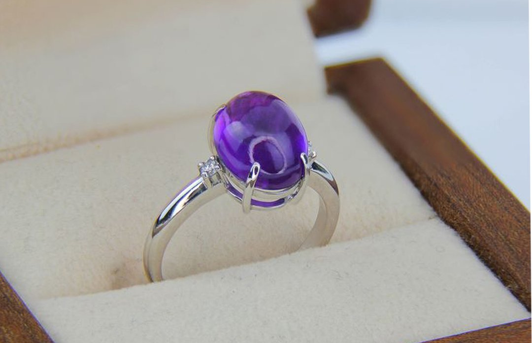 Minimalism style white gold ring with natural amethyst cabochon and diamonds. - 戒指 - 贵金属 金色