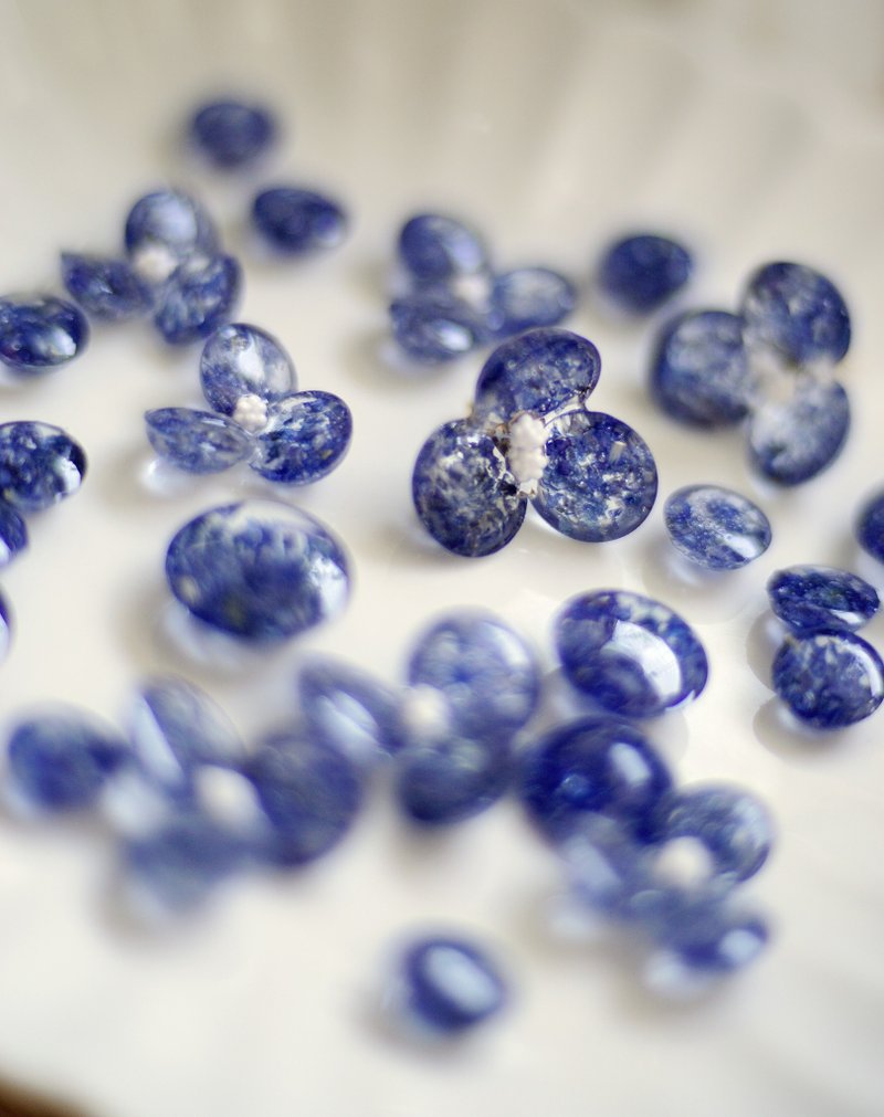 Larmes 花之泪光 - Blue Dried Delphinium 飞燕草耳环 (耳针) - 耳环/耳夹 - 植物．花 蓝色