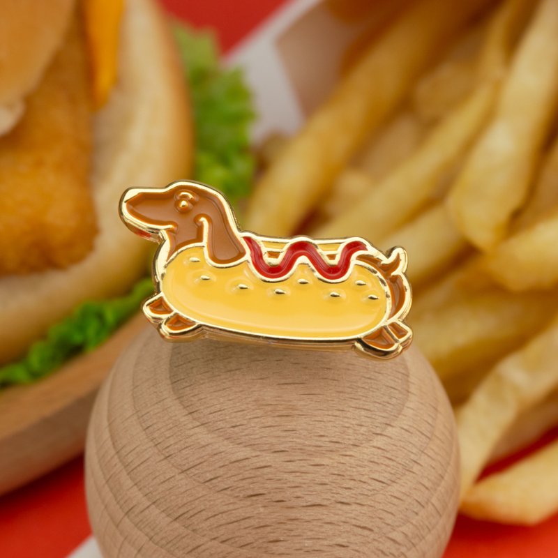 Hotdog Enamel Pin - 胸针 - 其他金属 咖啡色