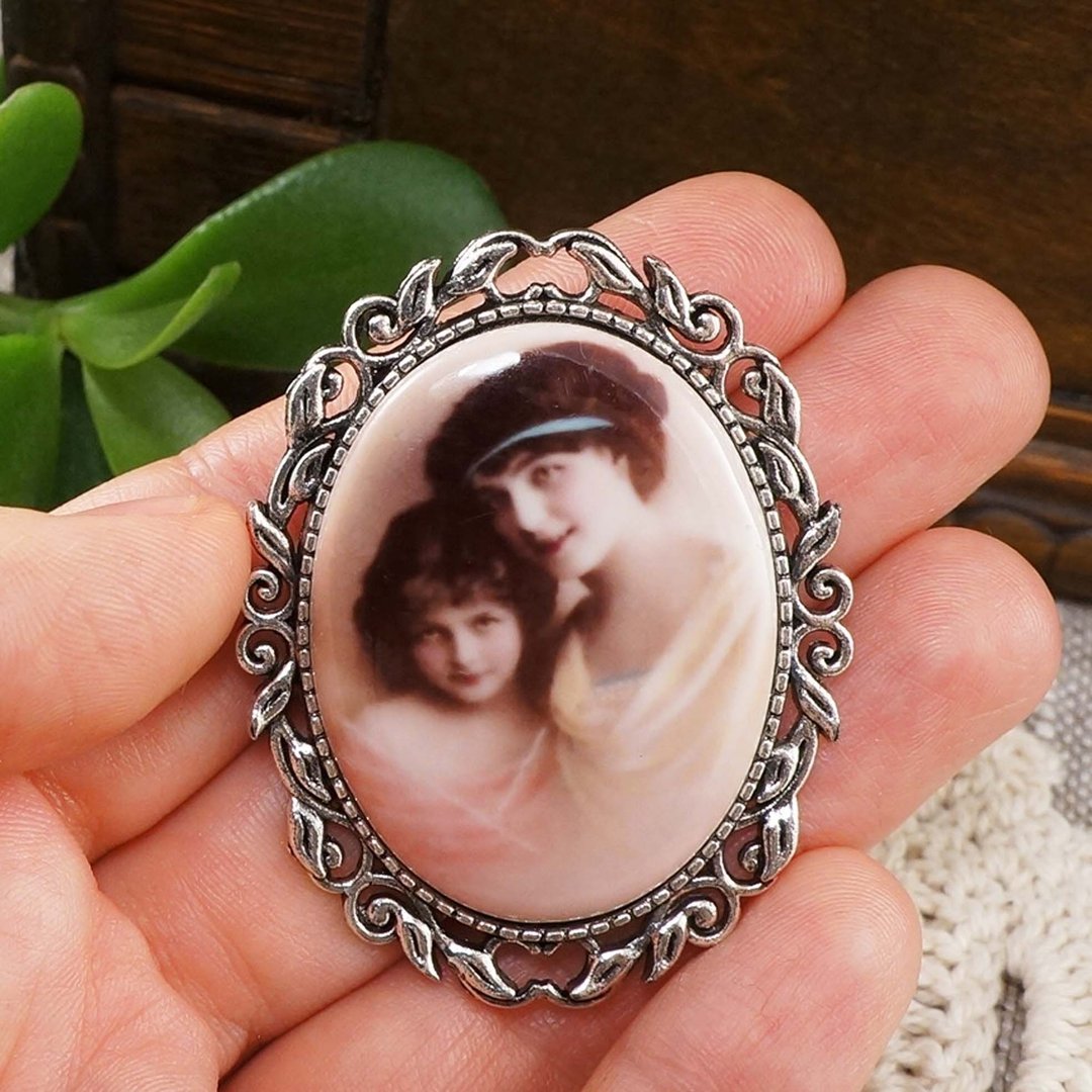 Porcelain Cameo Victorian Mom and Daughter Photo Portrait Brooch Pin Jewelry - 胸针 - 瓷 粉红色