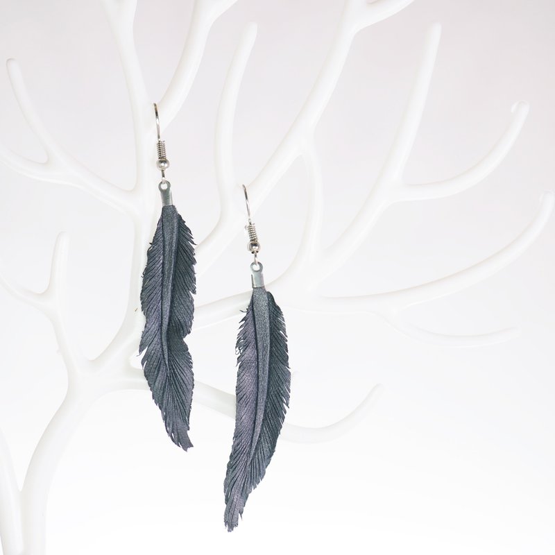 皮革雕刻 仿羽毛耳环 - 蓝色 - 耳环/耳夹 - 真皮 蓝色