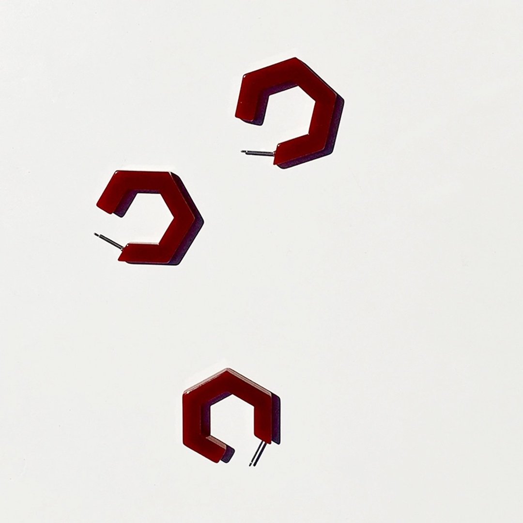 酒红五角造型篓空耳环 Burgundy Earrings - 耳环/耳夹 - 压克力 红色