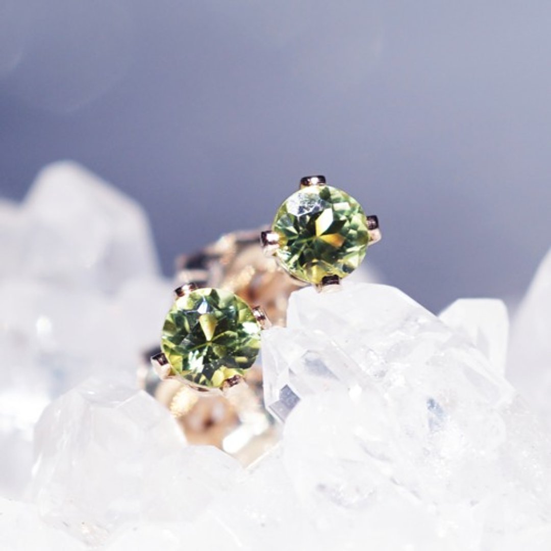 Peridot 3mm Stud Earrings Chloe - 耳环/耳夹 - 宝石 绿色