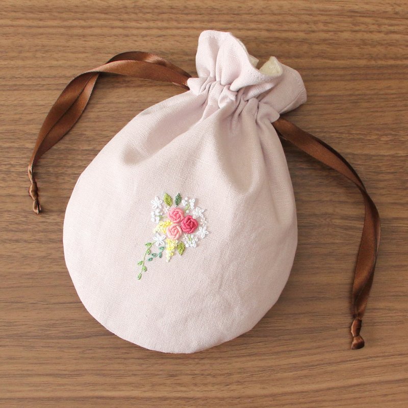 巾着ポーチ　手刺繍のミニブーケ　ペールピンク - 化妆包/杂物包 - 绣线 