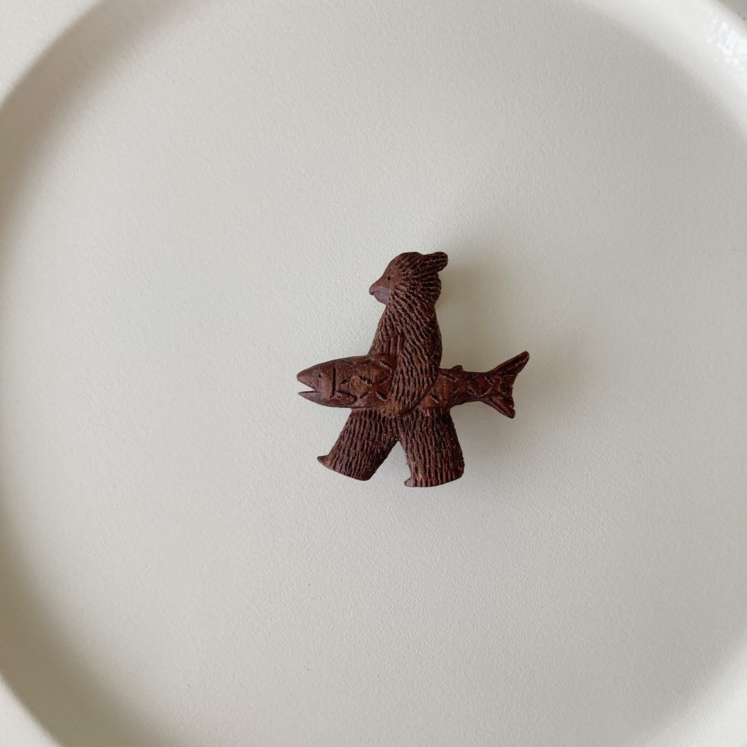 鲑鱼熊：木雕胸针 核桃木 熊 手工 预订制作 - 胸针 - 木头 咖啡色