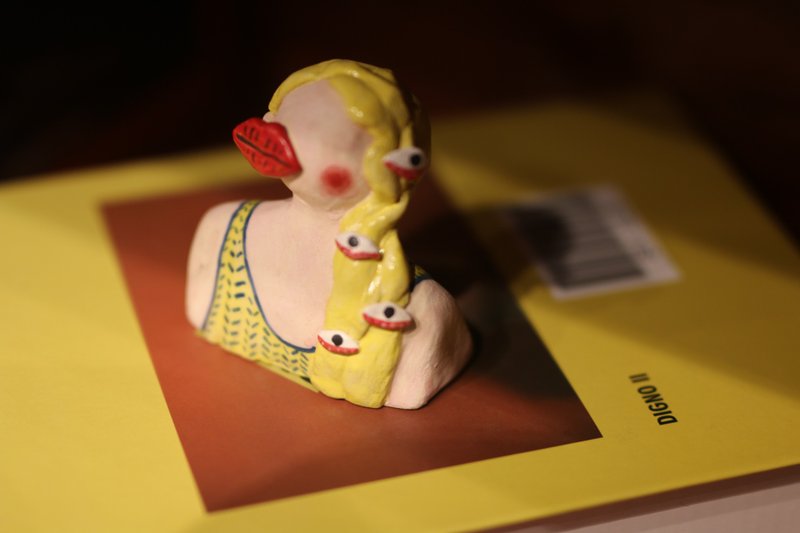 【肆仨手作】手捏手绘陶瓷摆件大嘴多眼小姐 - 摆饰 - 陶 黄色