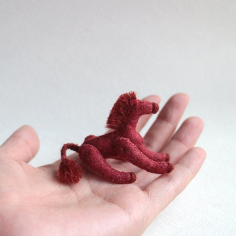 立体偶摆饰 / 红色迷你马 #25 - 徽章/别针 - 绣线 红色