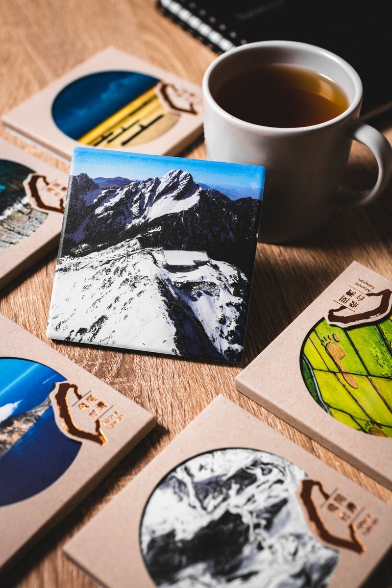 看见 齐柏林基金会 吸水杯垫 玉山主峰与北峰 文创商品 - 杯垫 - 陶 多色