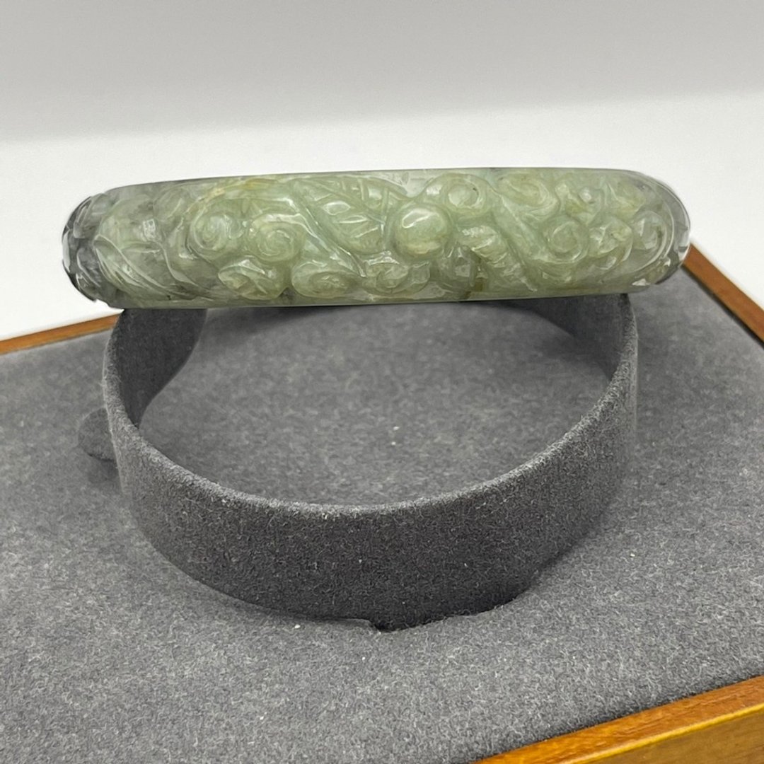 缅甸翡翠手镯，雕刻花卉与缠绕藤蔓，象征财富，半绿半黑。 - 手链/手环 - 玉石 绿色