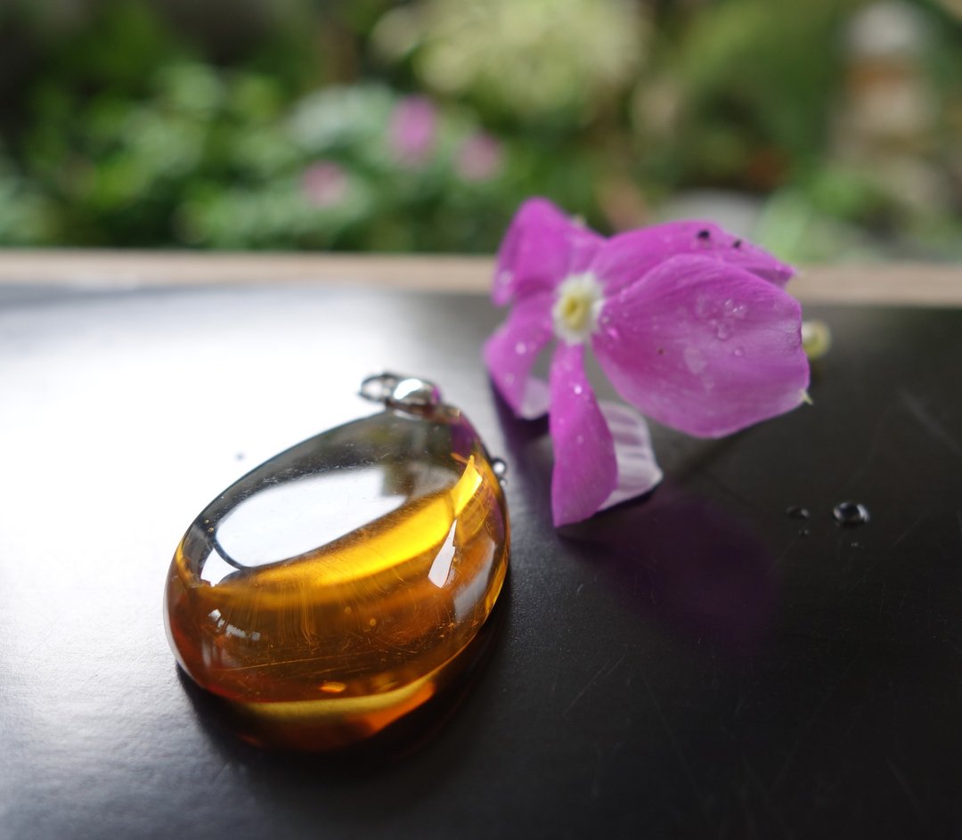 天然琥珀 Amber 蜜蜡 缅甸金珀3.17克 原石 蓝珀 波罗的海 吊坠 - 吊饰 - 半宝石 黄色