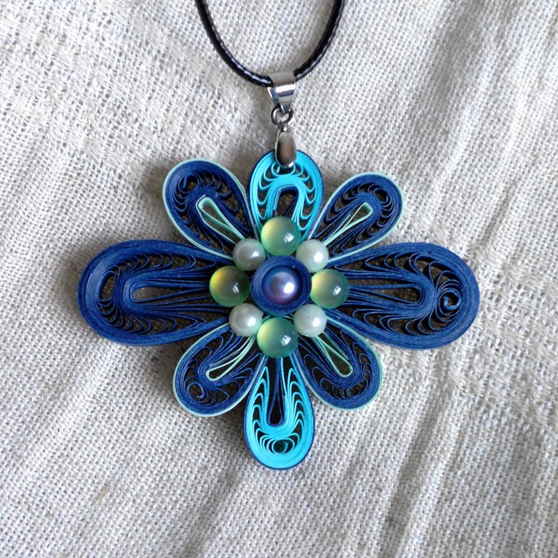 宽版蓝底八瓣深蓝芯卷纸珠饰雅致风项链 - 项链 - 纸 蓝色