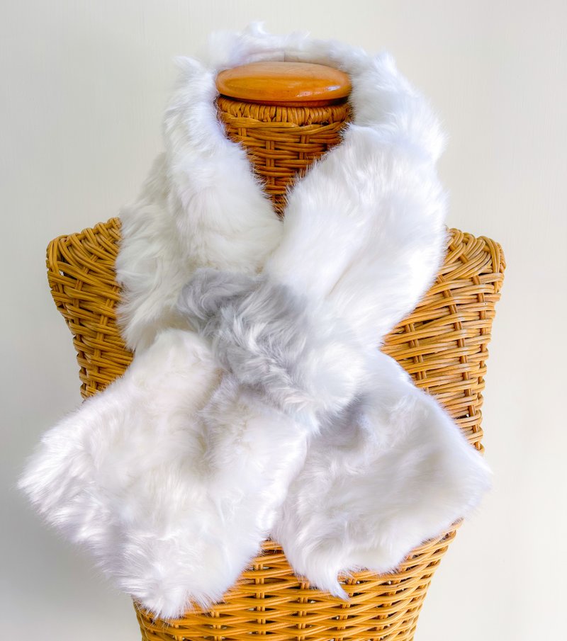 暖洋洋毛绒围巾 设计款围巾 自用送礼皆宜 - 围巾/披肩 - 其他人造纤维 