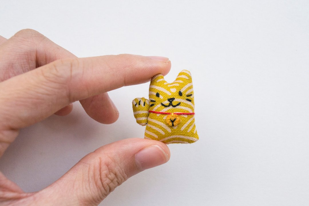 招財貓胸針 fortune cat mini brooch pin - 胸针 - 棉 黄色