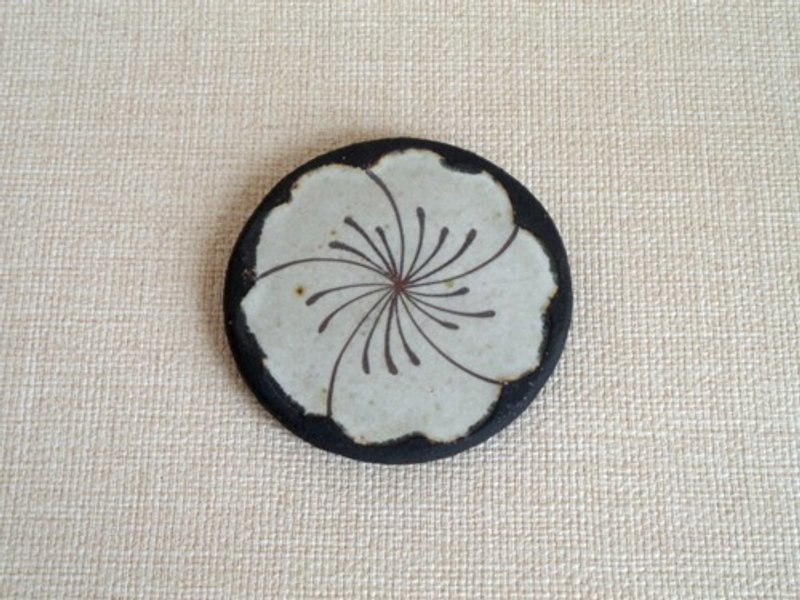 小盘银斋扭梅bb - 浅碟/小碟子 - 陶 白色