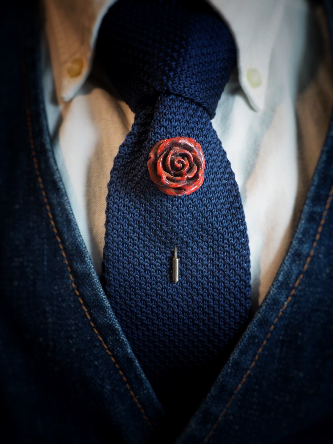 Red Rose Lapel Pin. - 胸针 - 其他金属 