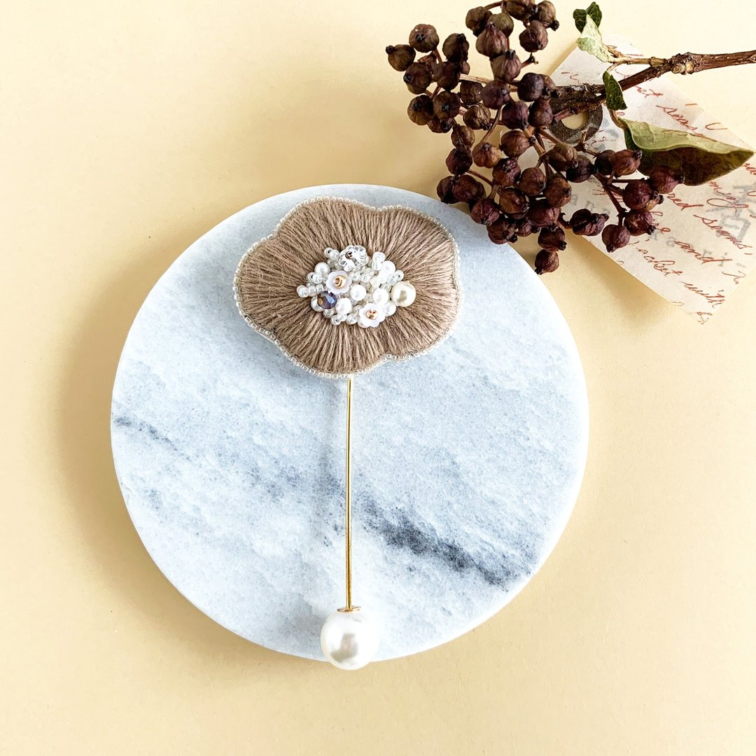 Brooch. Houte couture embroidery, Wool flower Pin brooch. - 胸针 - 羊毛 卡其色