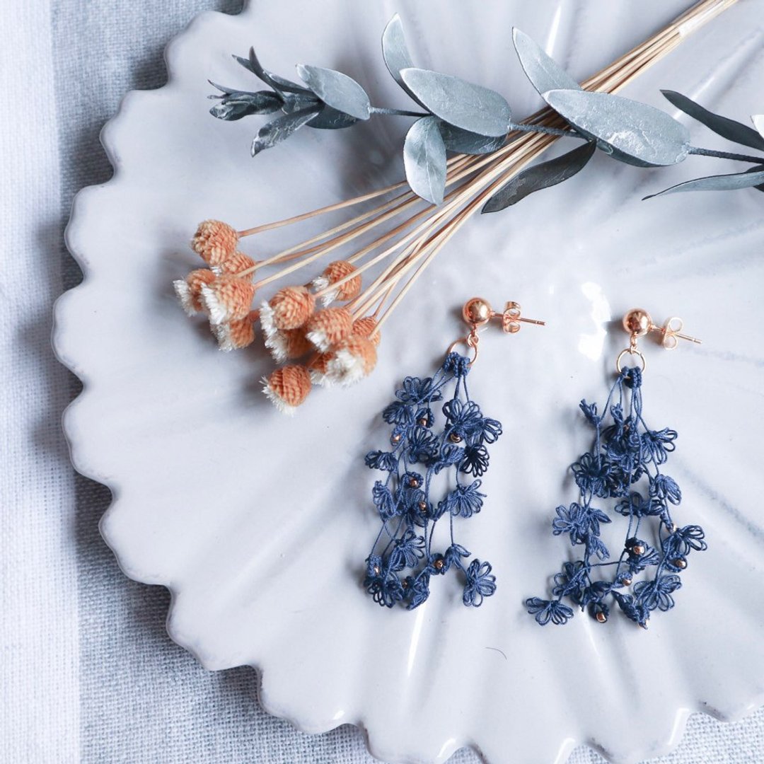 Kasumi Grass Swag Earrings / Navy (Tatting Lace) - 耳环/耳夹 - 棉 蓝色