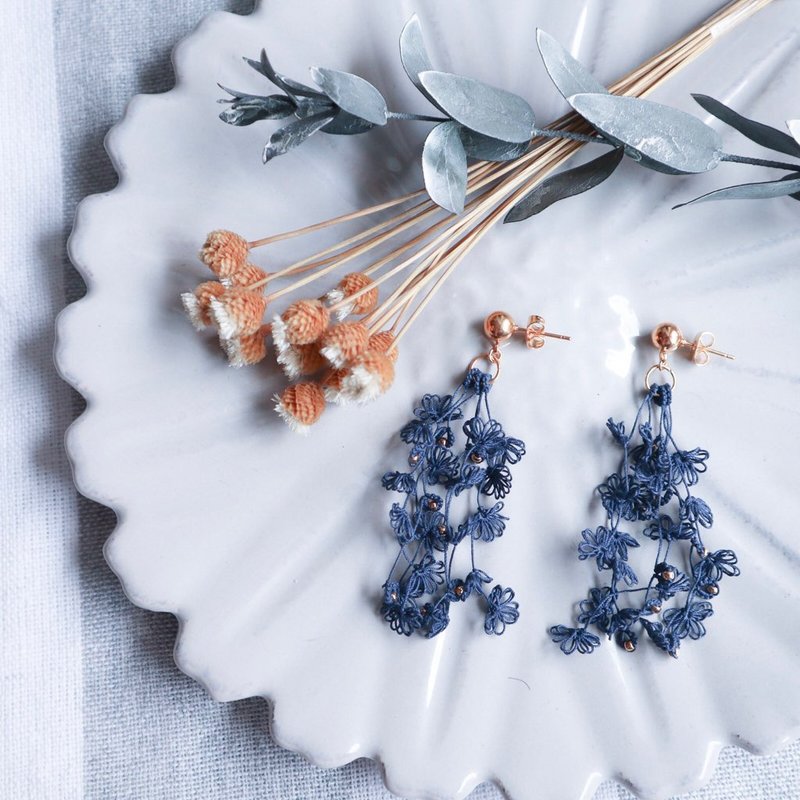 Kasumi Grass Swag Earrings / Navy (Tatting Lace) - 耳环/耳夹 - 棉．麻 蓝色