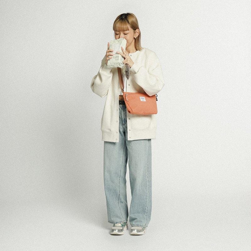 简约轻巧斜背包 CANA ECO 防泼水日常旅行小袋子 (淡橙) - 侧背包/斜挎包 - 环保材料 橘色