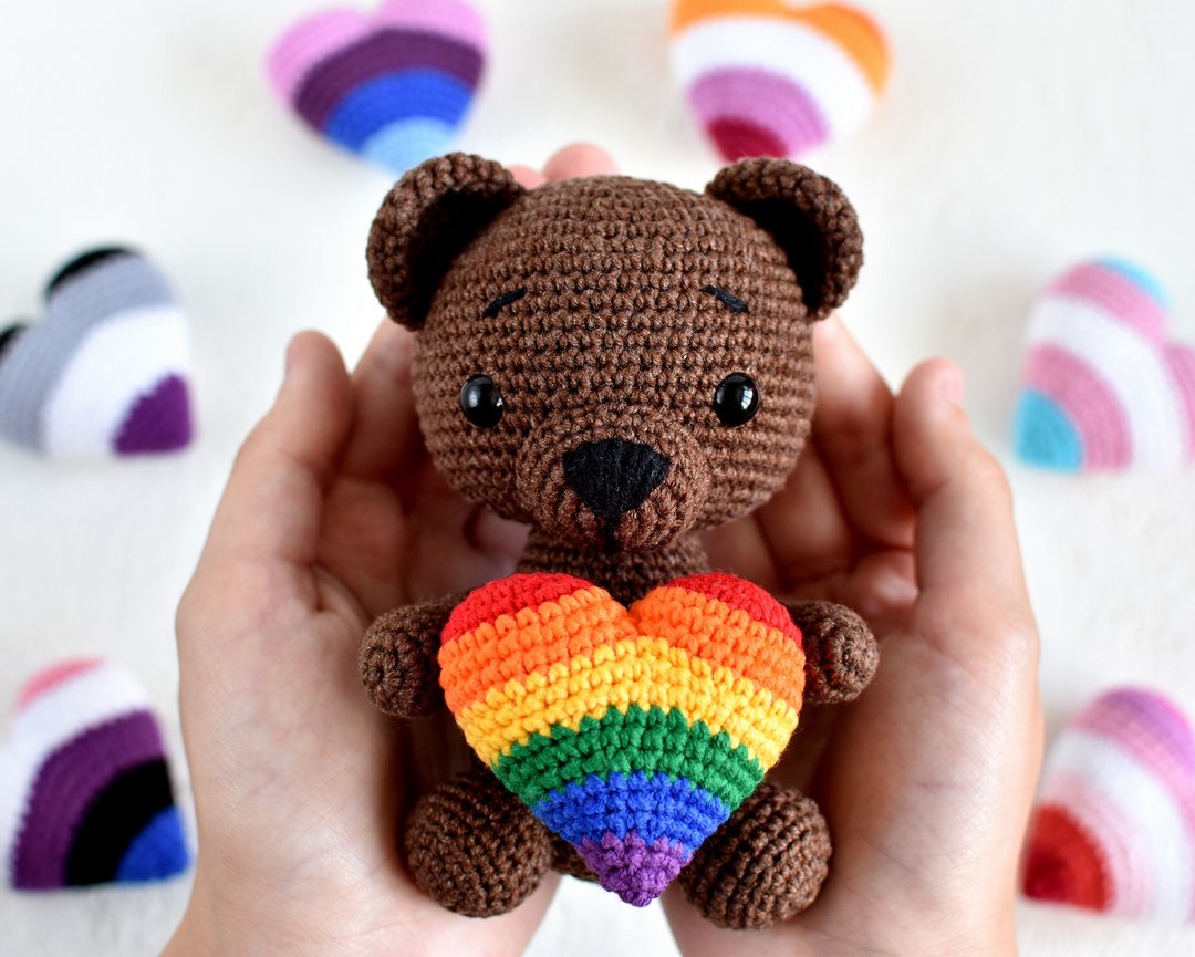 Pride plush bear / Crochet bear with rainbow heart / LGBTQ Pride - 玩偶/公仔 - 棉 