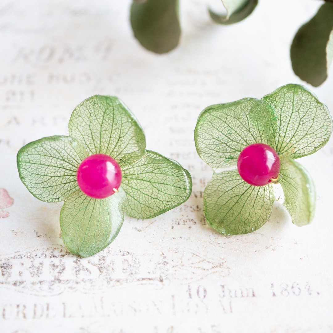 Real hydrangea flower earrings - 耳环/耳夹 - 树脂 绿色