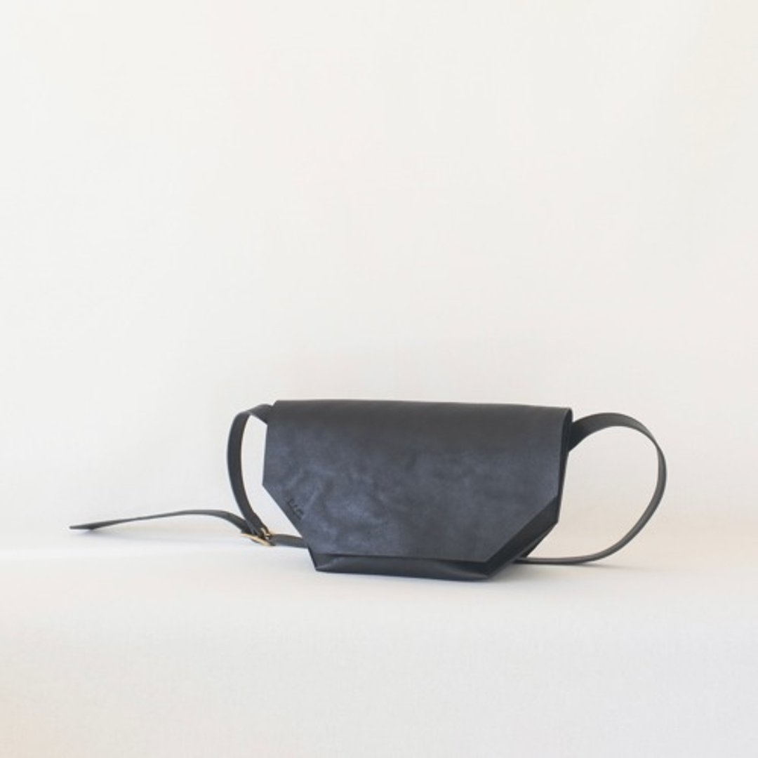 Leather Sacoche [8va octave Bb] Single piece of leather - 侧背包/斜挎包 - 真皮 黑色