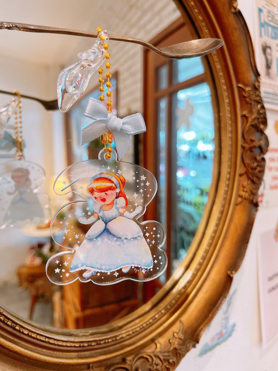 Cinderella acrylic keychain. - 吊饰 - 压克力 多色