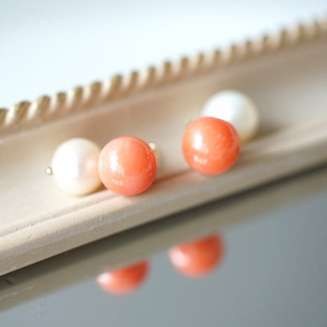 Dyed Pink Coral and Pearl Catch Stud Earrings Tere - 耳环/耳夹 - 宝石 粉红色