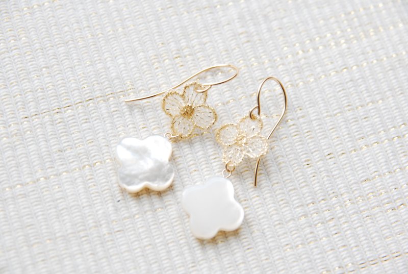 Lace and shell flower earrings white (14kgf) - 耳环/耳夹 - 宝石 白色