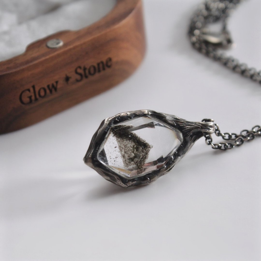 GLOWSTONE 双尖黑幽灵金字塔 吊坠 - 项链 - 水晶 灰色