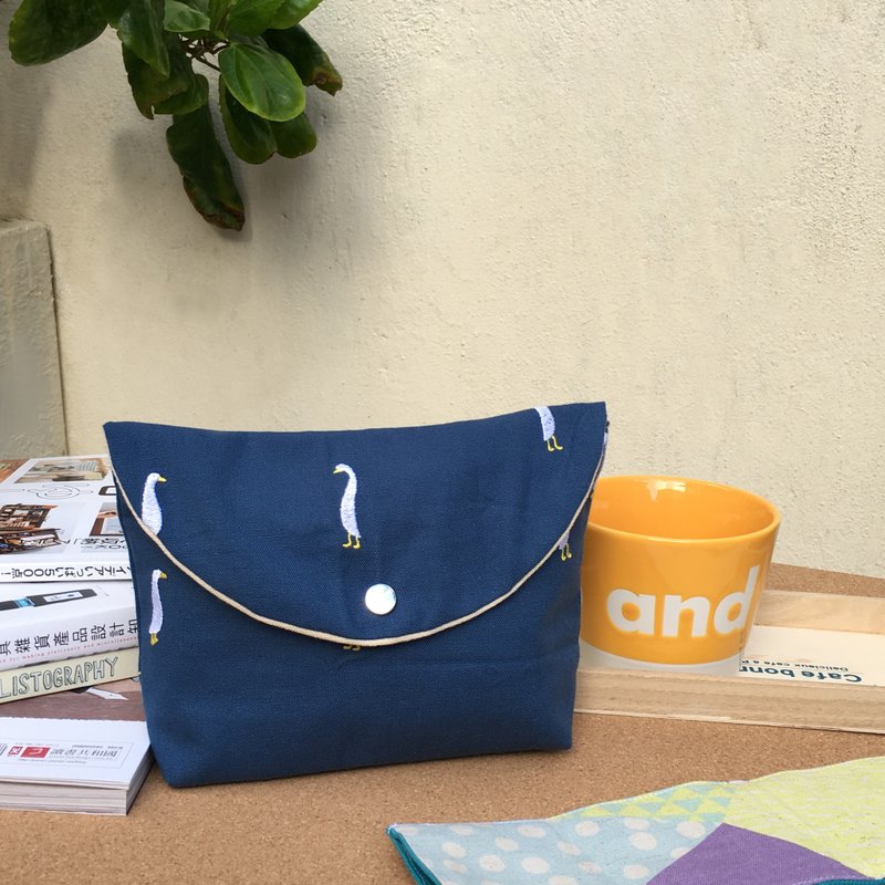 【绣花小鸭化妆包】 化妆包 杂物包 收纳 小鸭 企鹅 - 化妆包/杂物包 - 棉．麻 蓝色