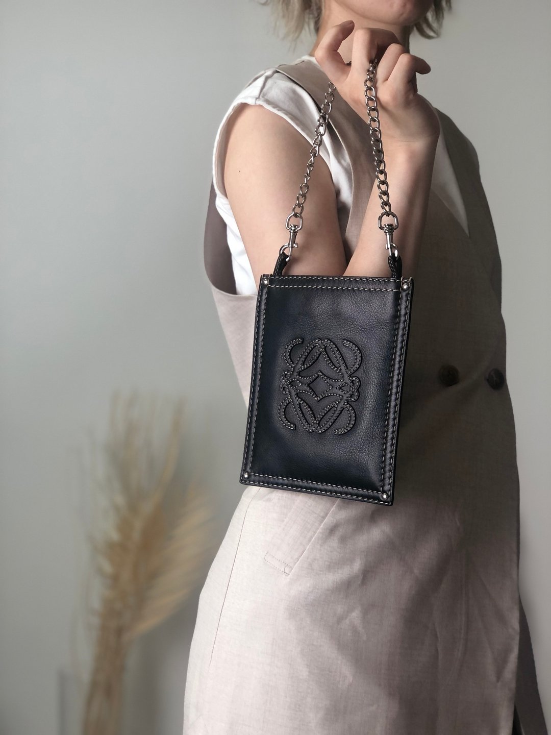 【日本直送 名牌二手包】LOEWE 罗威 手提包 黑色 Anagram 压纹 皮革 链条 迷你 vintage 古董 87h6xk - 手提包/手提袋 - 真皮 黑色