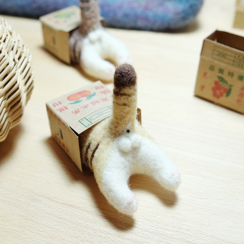 钻进水果箱的羊毛毡猫咪屁屁-米褐斑纹猫 - 摆饰 - 羊毛 