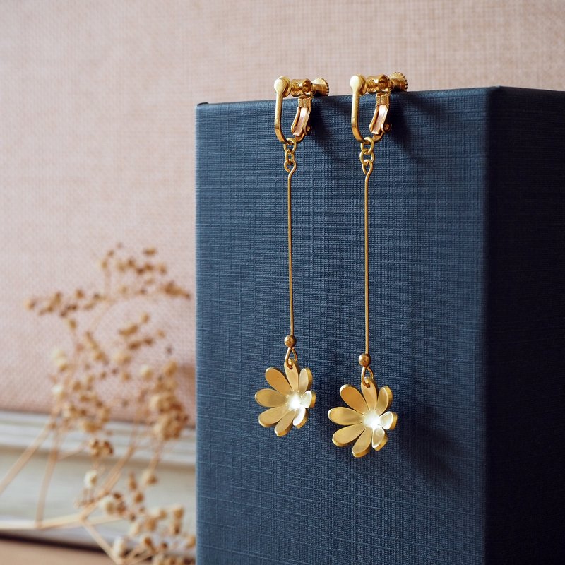 Long Hanabi brass earrings - 耳环/耳夹 - 铜/黄铜 金色