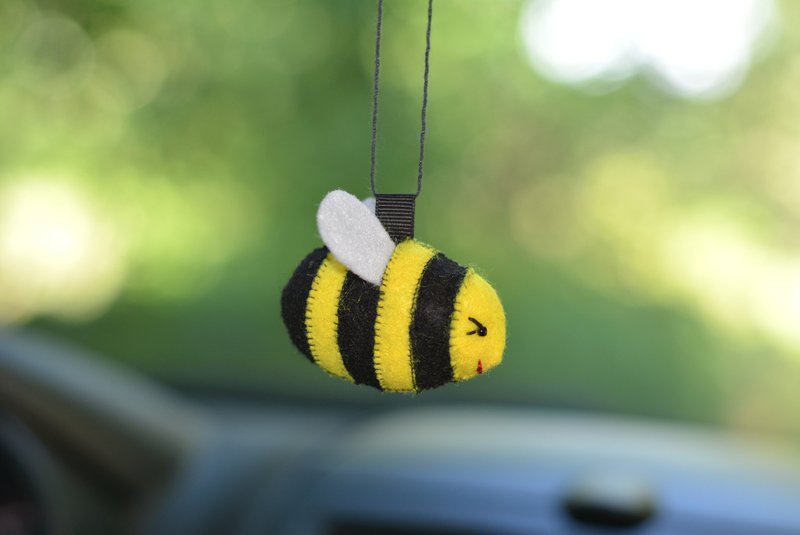 汽车玩具 蜂 Tiny bee car rear view mirror. - 吊饰 - 其他人造纤维 黄色