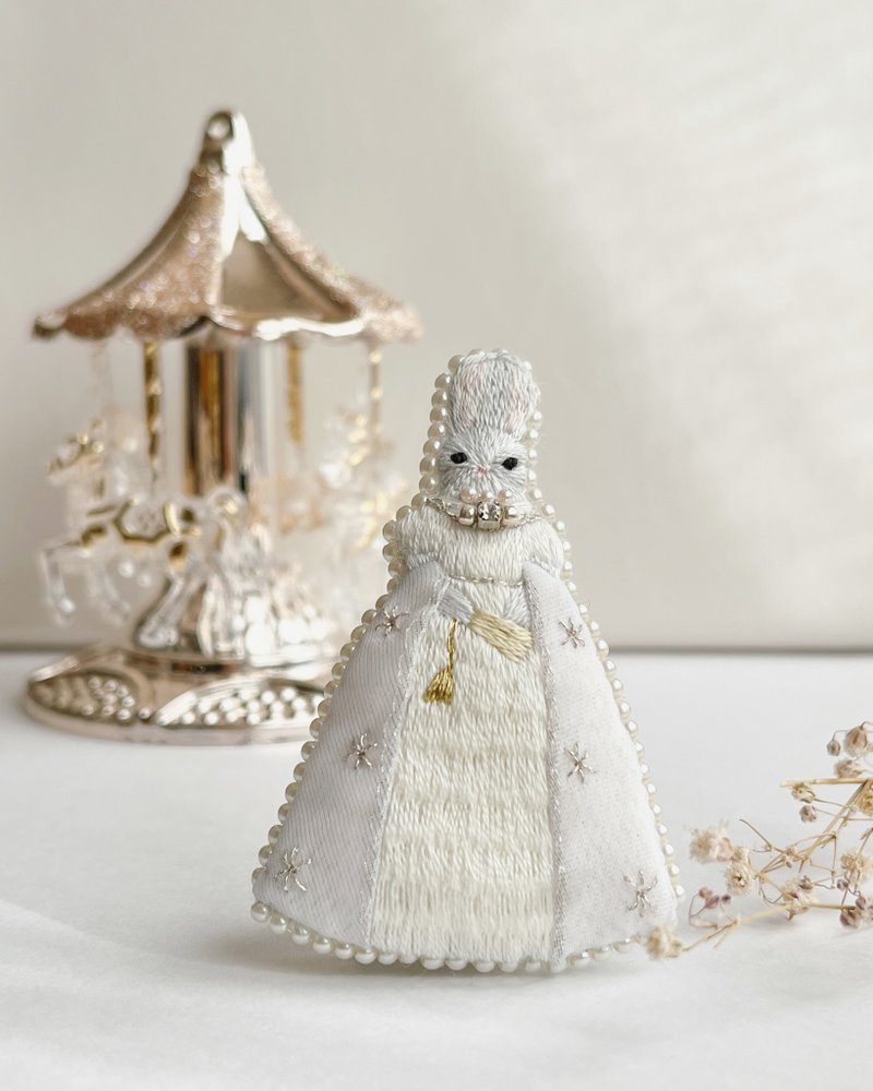 Elizabeth style brooch - 胸针 - 绣线 