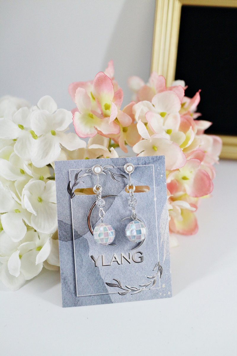 YLANG【晶钻月影】不对称月形耳环/混色马赛克/艺术铜线 - 耳环/耳夹 - 其他金属 多色