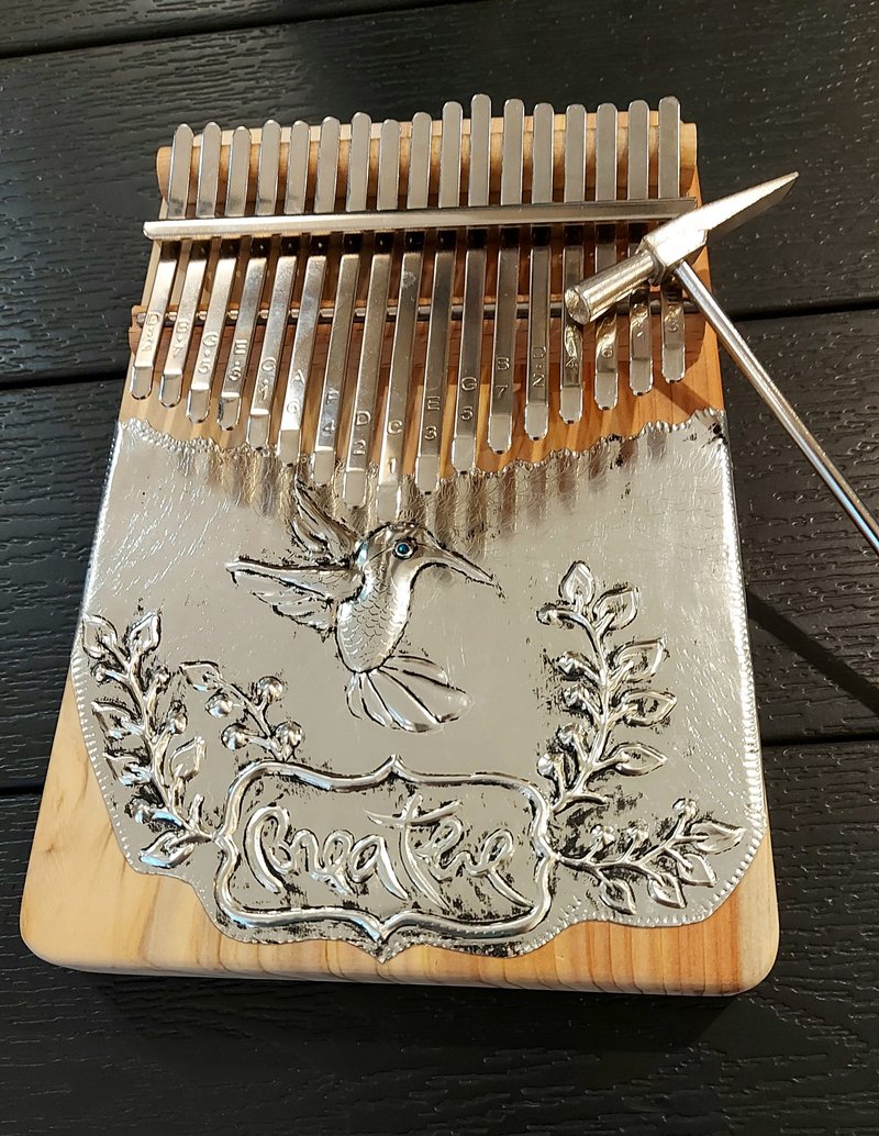 【不需用火与敲打的金工】蜂鸟锡雕拇指琴 Kalimba 定制文字 - 金工/饰品 - 其他金属 